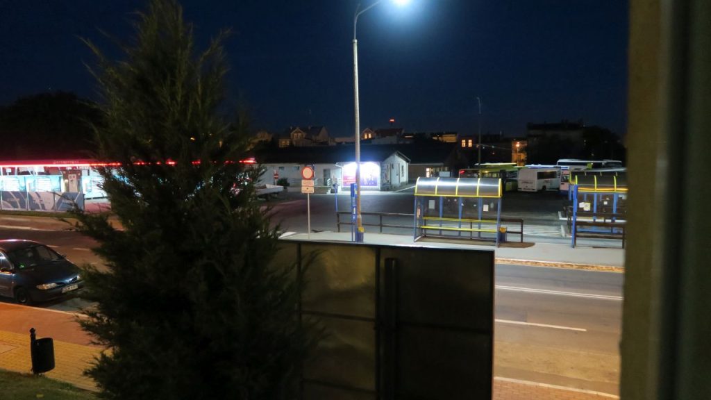 Przystanek autobusowy w nocy