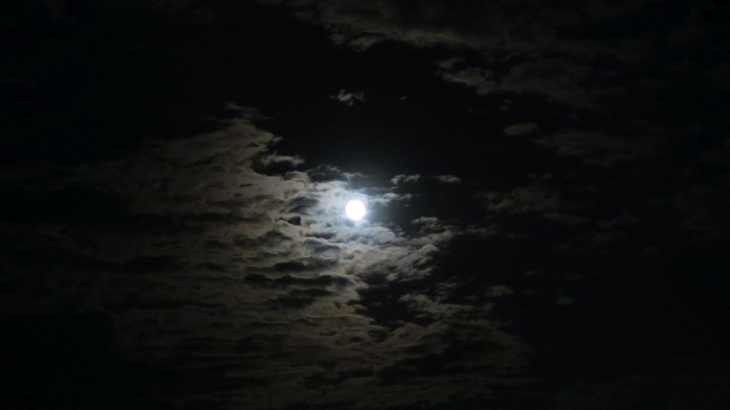 Księżyc na zachmurzonym niebie nocą
