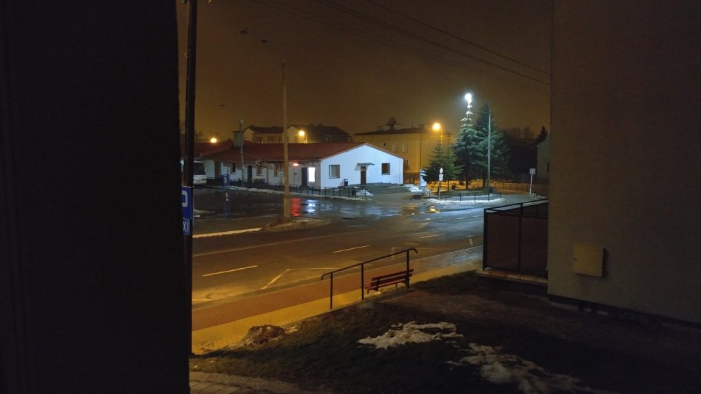 Nocne zdjęcie ulicy